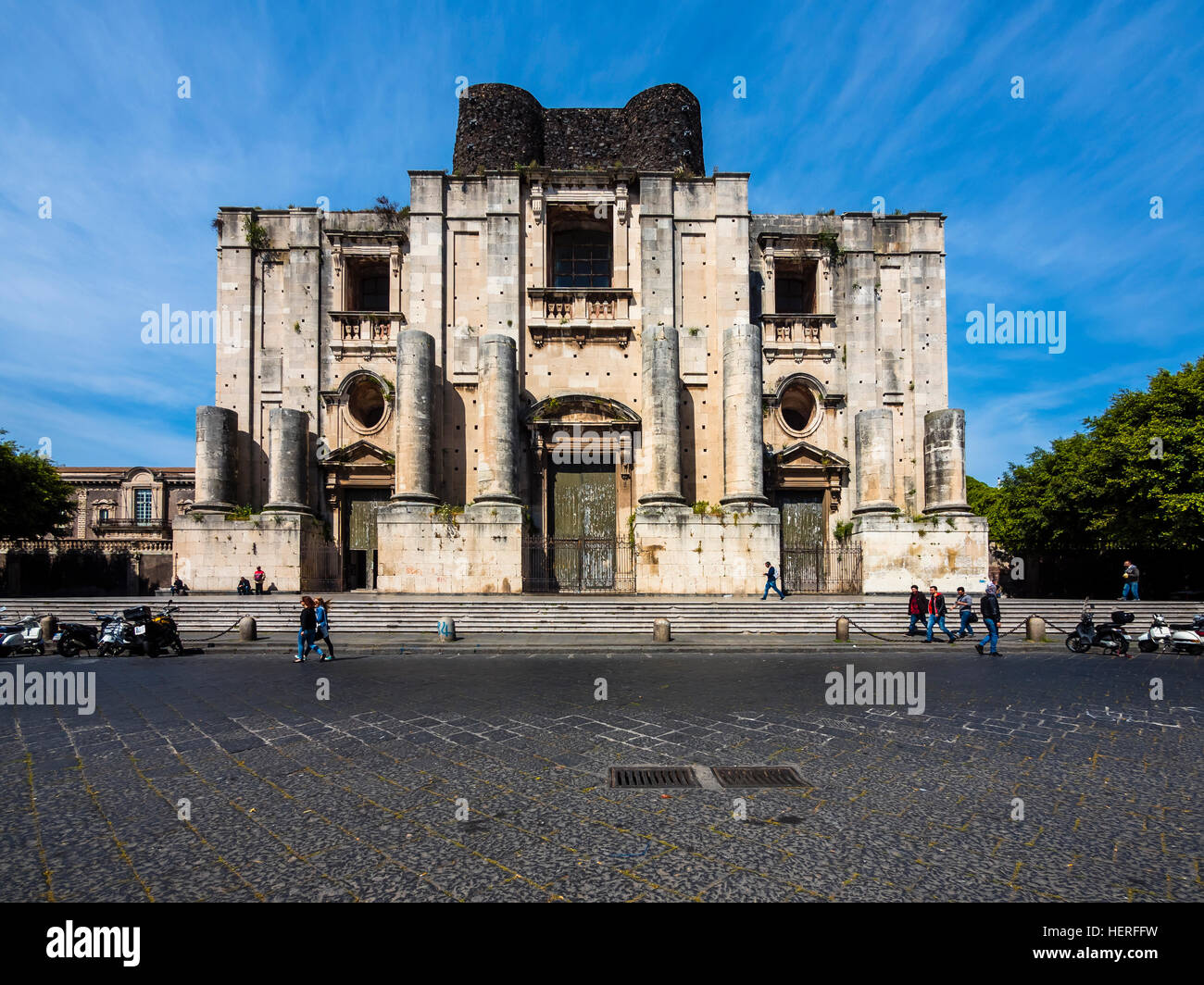 Piazza dante hi-res stock photography and images - Alamy