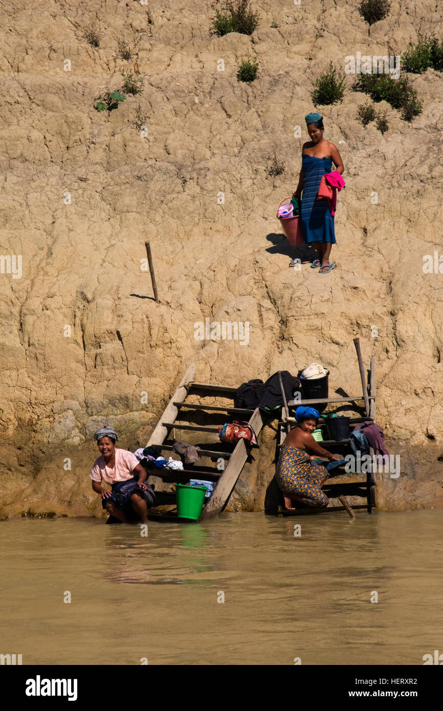https://c8.alamy.com/comp/HERXR2/asia-myanmar-burma-sagaing-division-kanee-chindwin-river-women-washing-HERXR2.jpg