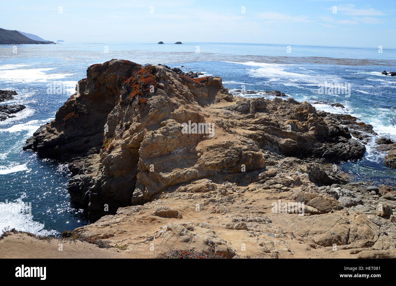 Cliffs at Pacific Coast Highway (Big Sur) Scenic view between Monterey ...