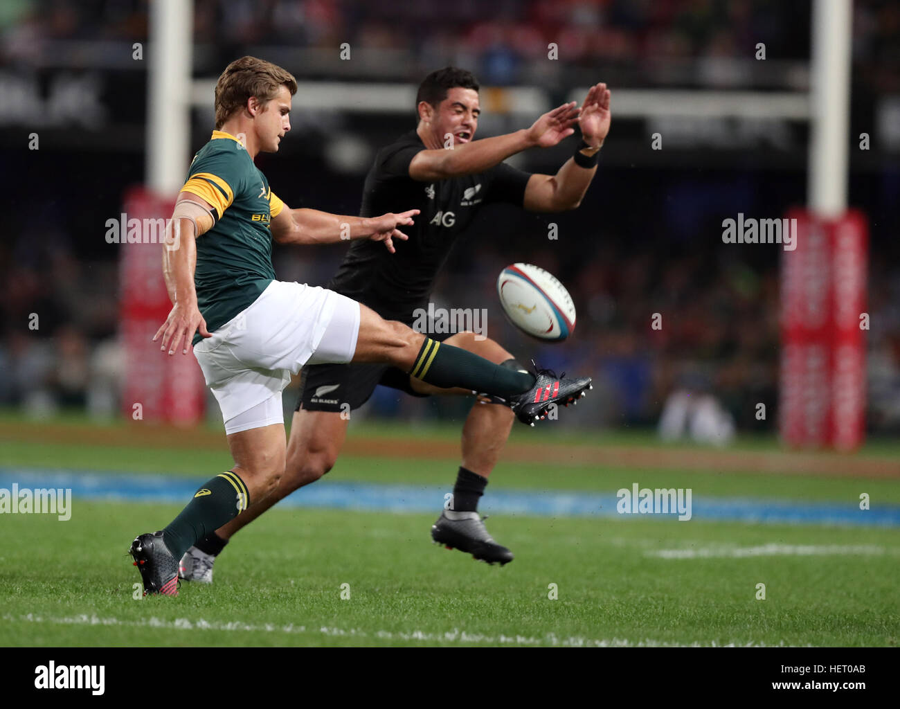 DURBAN, SOUTH AFRICA - OCTOBER 08: Patrick Lambie of South Africa looks to get his kick away during the The Rugby Championship match between South Afr Stock Photo