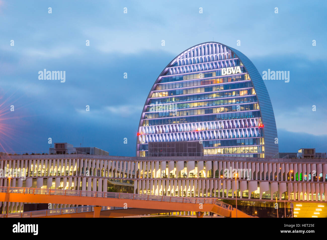 Y ahora está pasando? - Página 38 La-vela-building-night-view-sanchinarro-madrid-spain-HET25E