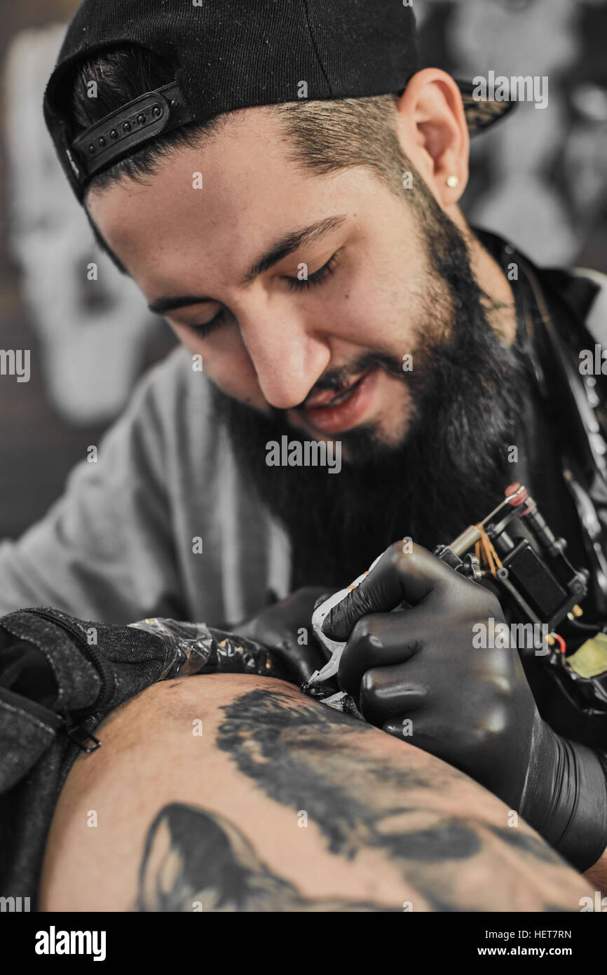 Tatoo Artist Stock Photos &amp; Tatoo Artist Stock Images - Alamy