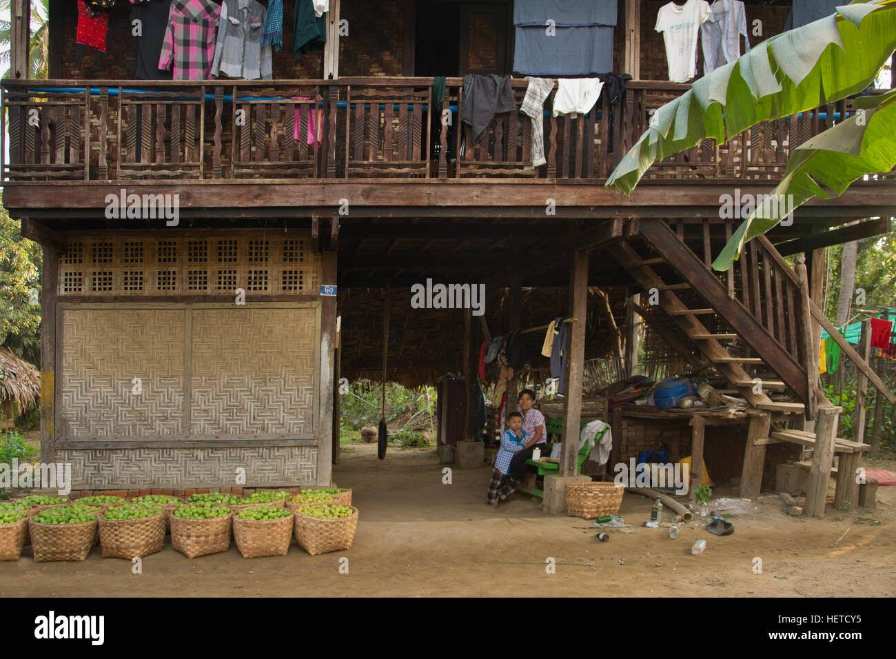 ASIA, MYANMAR (BURMA), Sagaing Division, Monywa, Kani Village, mother