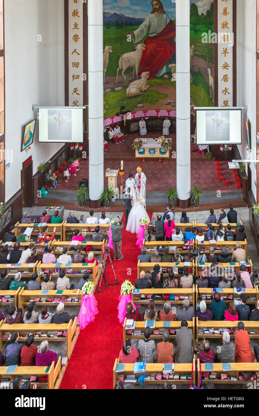 Altar church bride groom hi-res stock photography and images - Alamy