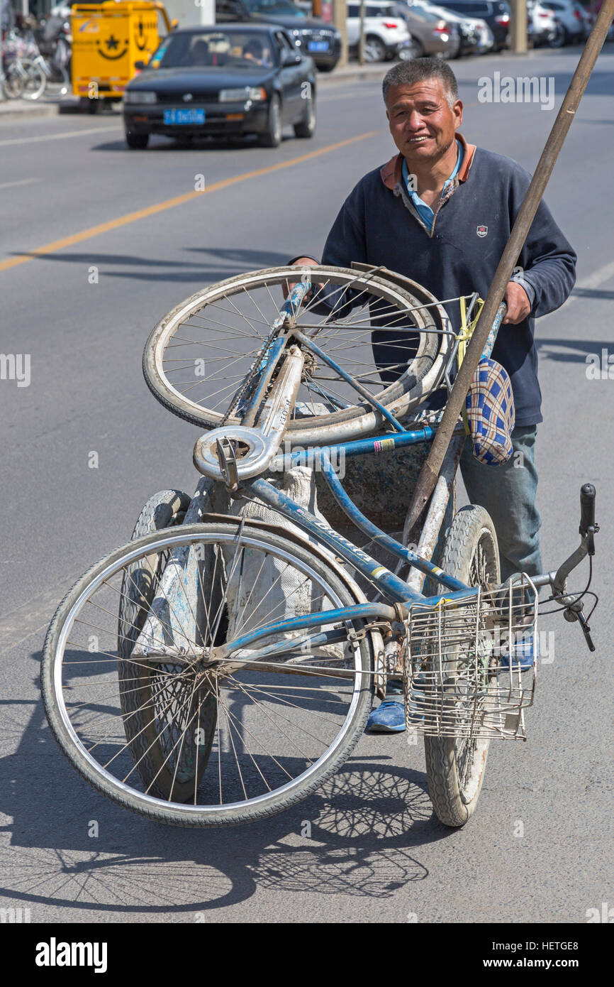Rubbish collector with bicycle, Yinchuan, Ningxia, China Stock Photo