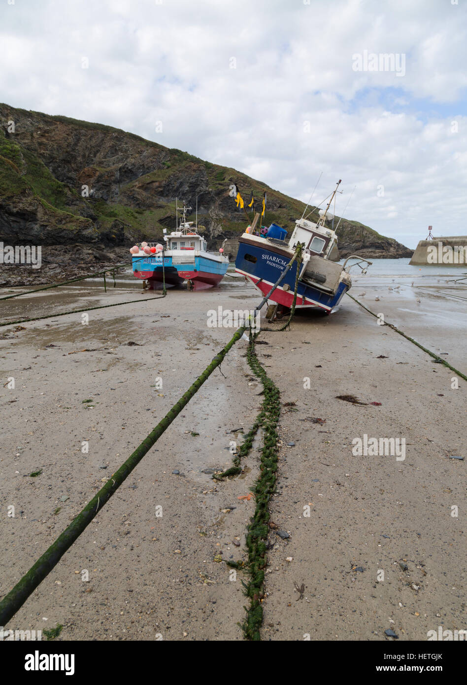 Fishing boats at low tide in Port Isaac Harbour Stock Photo - Alamy