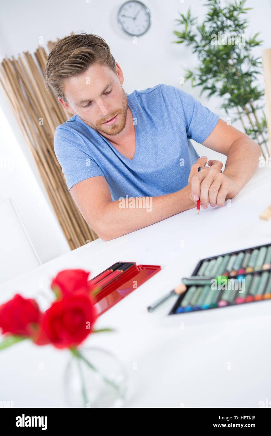Man drawing pastels hi-res stock photography and images - Alamy