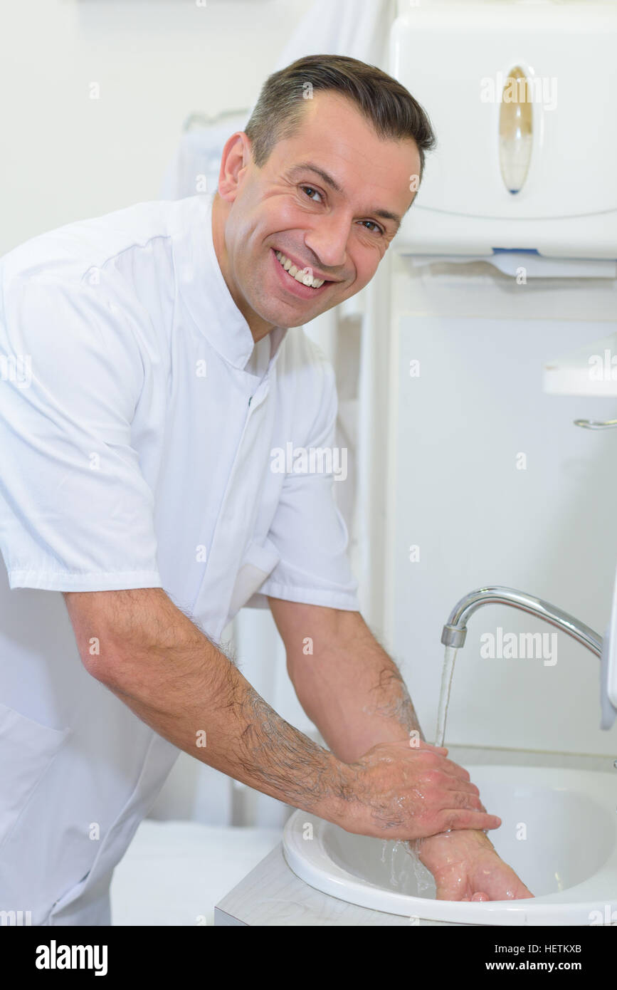 Doctor washing hands hires stock photography and images Alamy