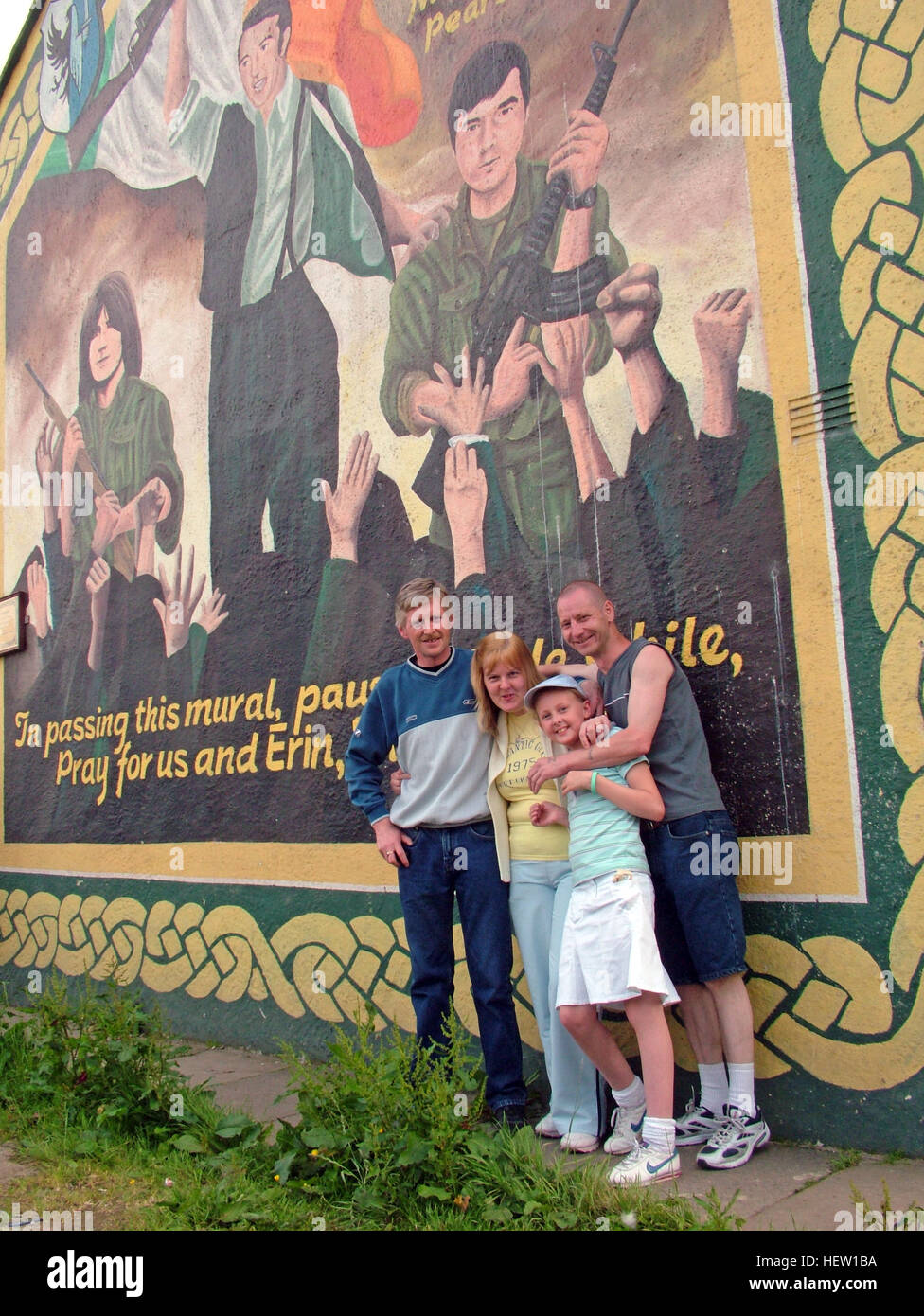 Belfast Falls Rd Republican Mural, on gable end with family. Dedicated,to,Bobby McCrudden, Mundo O-Rawe,Pearse Jordan Stock Photo