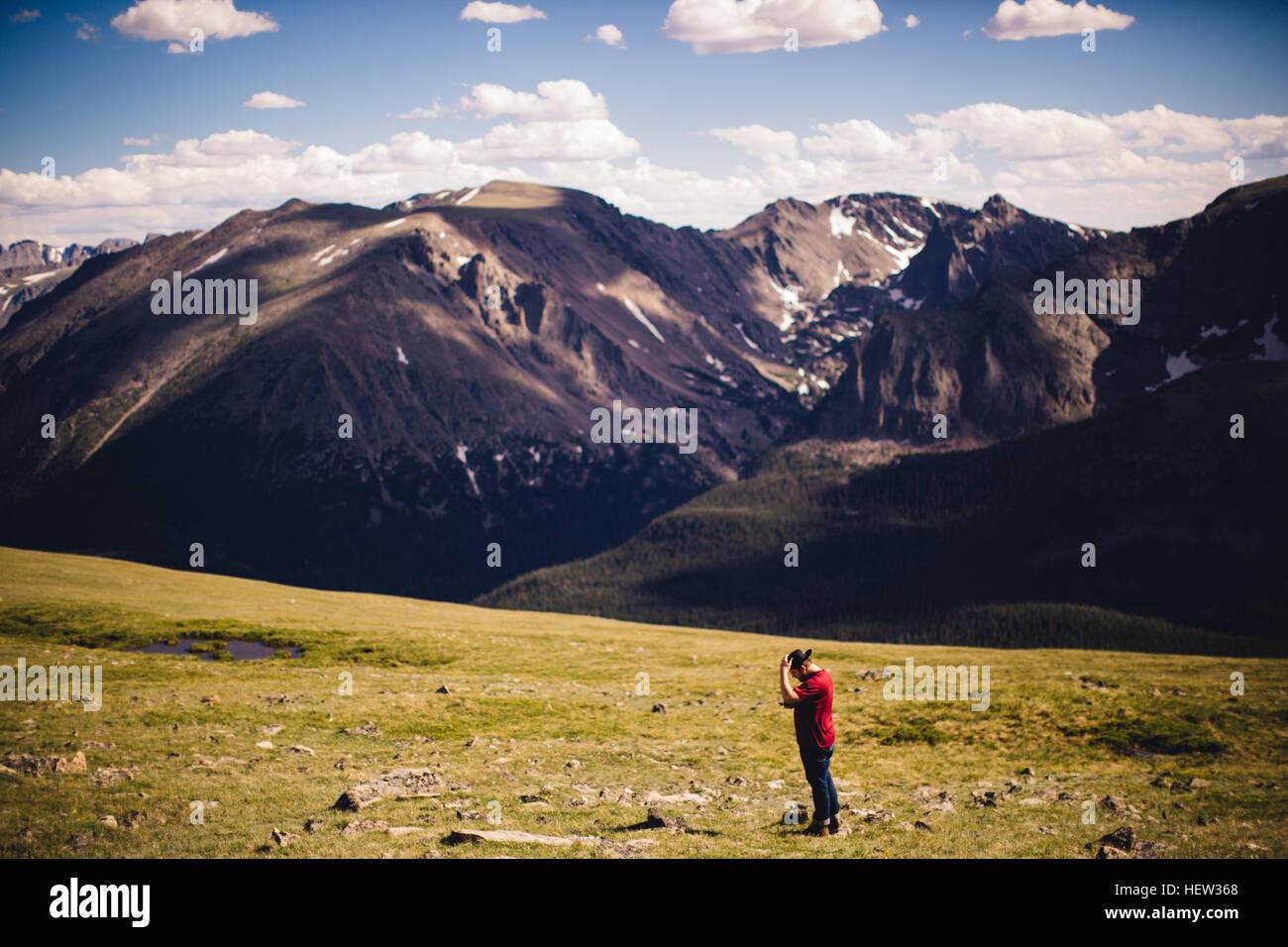 Man wearing cowboy hat by mountains, Rocky Mountain National Park, Colorado, USA Stock Photo