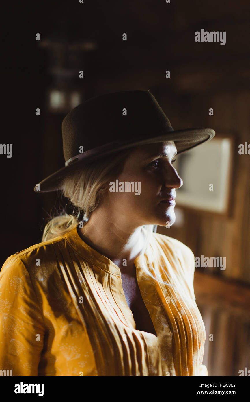 Woman wearing cowboy hat hi-res stock photography and images - Alamy