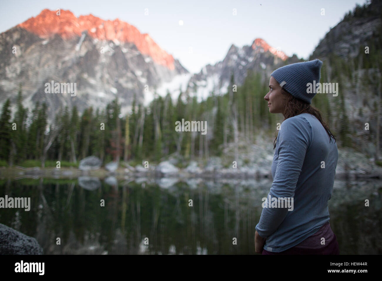View of lake beside mountain hi-res stock photography and images - Alamy