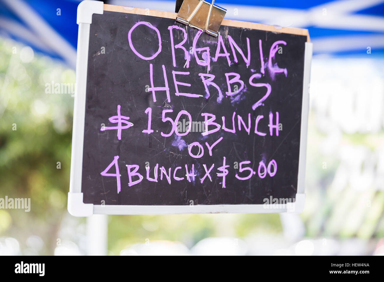 Chalkboard sign at organic fruit and vegetable stall Stock Photo