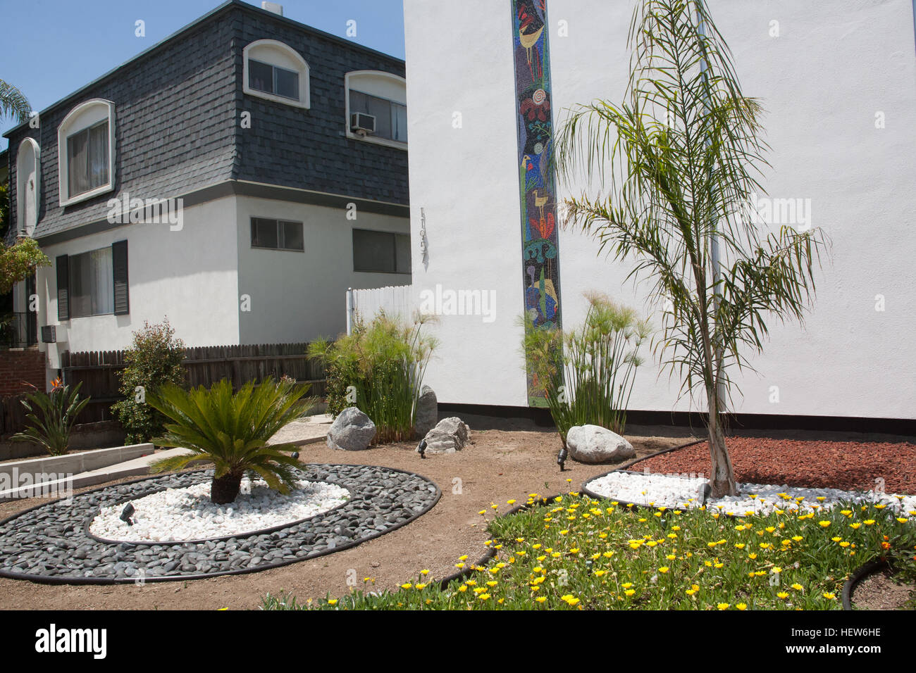 Apartments,Kiowa Street, attractive,gardens,residential,area,Santa,Monica,Los Angeles,California