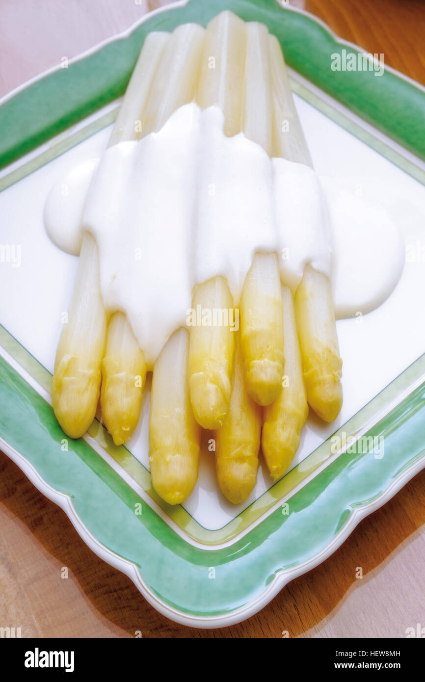 White asparagus and hollandaise sauce Stock Photo Alamy