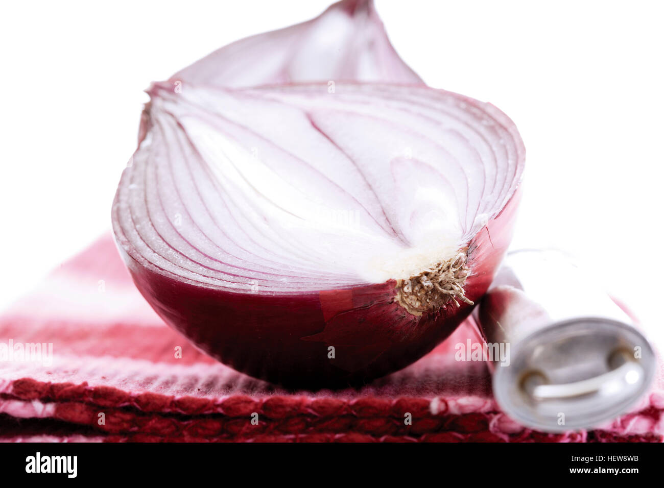 Red onion cut in half Stock Photo - Alamy