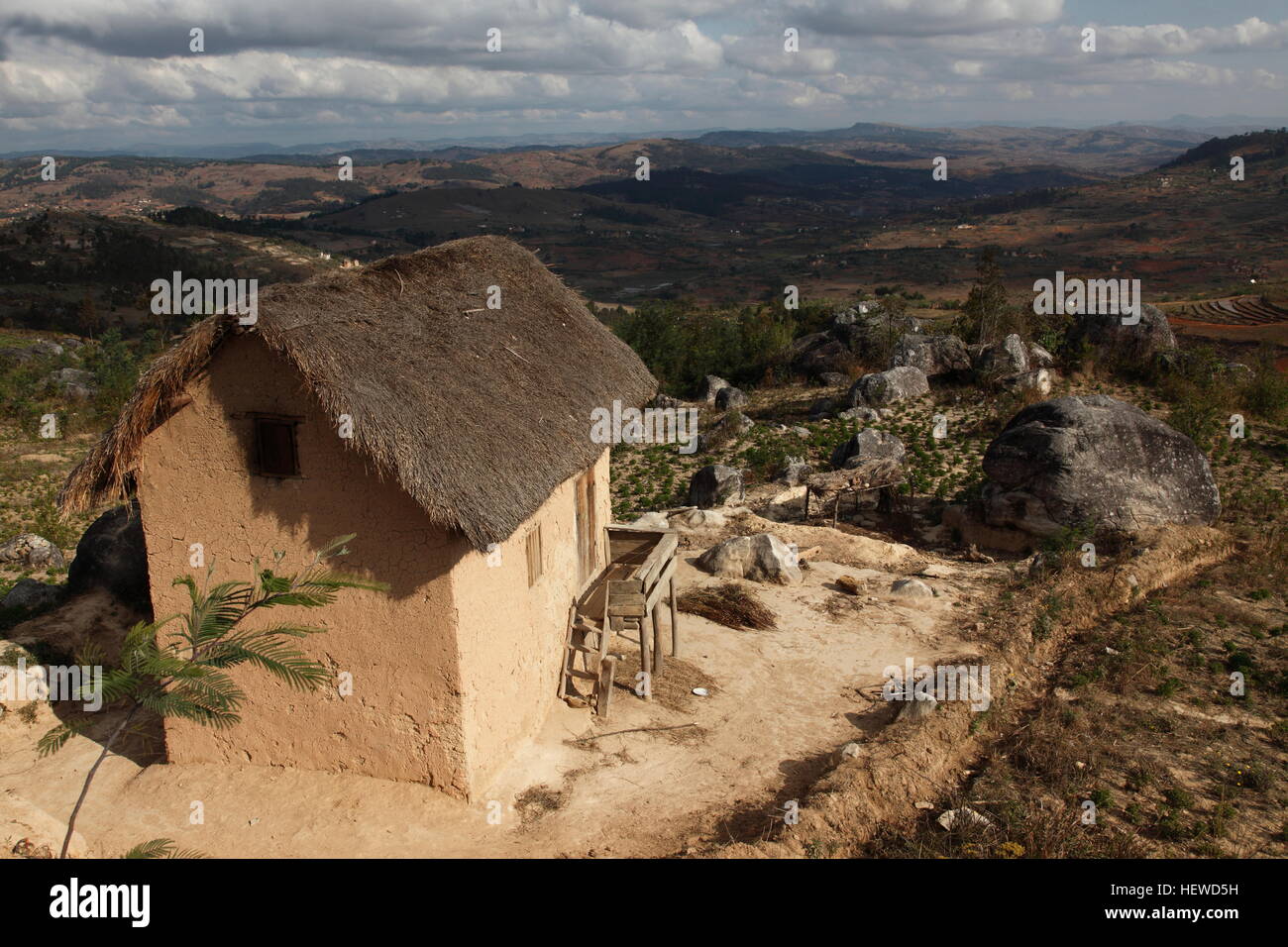 Hilltop mud brick thatched farmhouse to the south of Ambositra Stock Photo