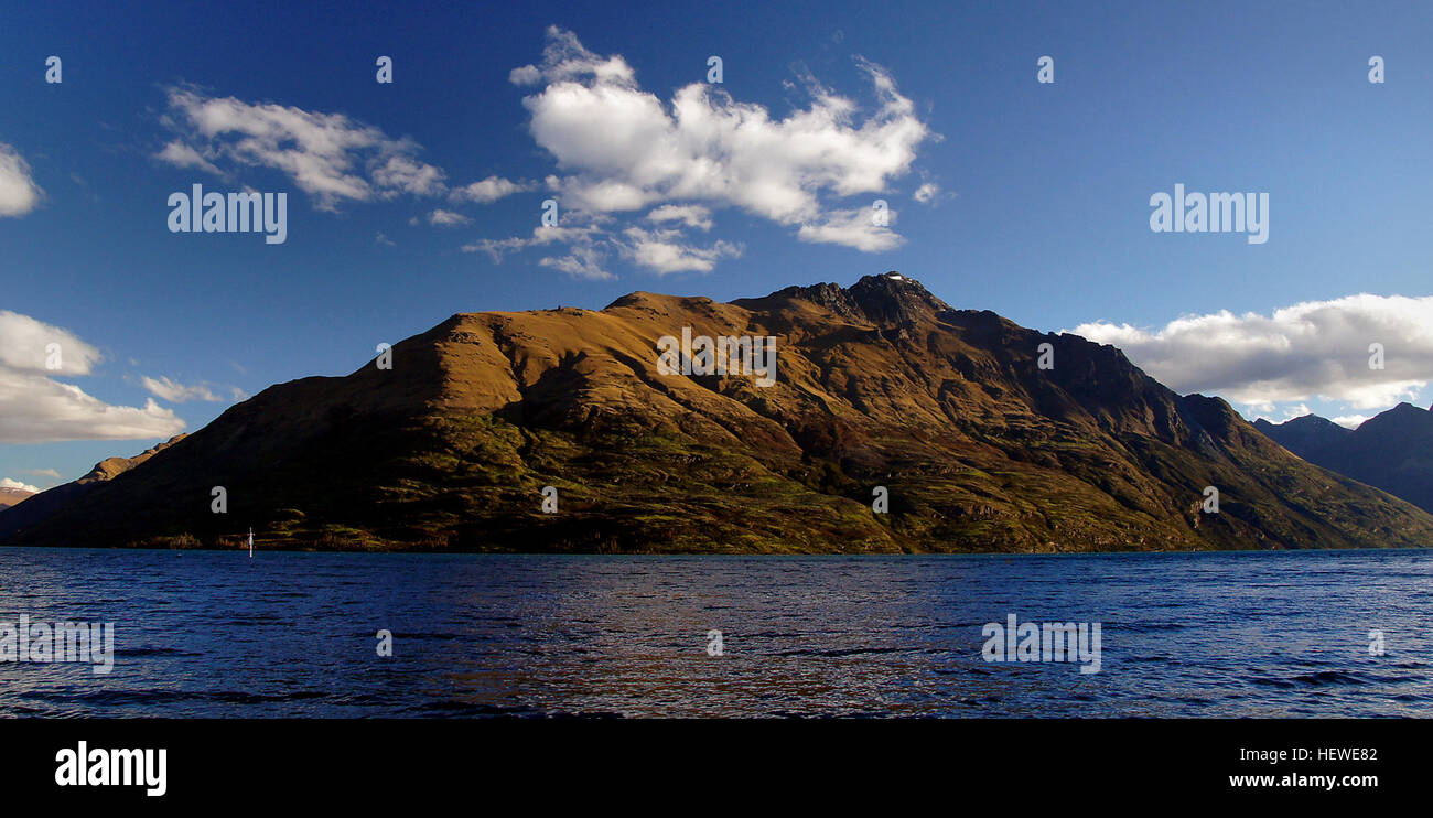 ication (,),#gigatownqueenstown,Brown hills,Lake Wakatipu,New Zealand,Sony DSLR A580,Tamron 18-270,mountains,queenstown Stock Photo