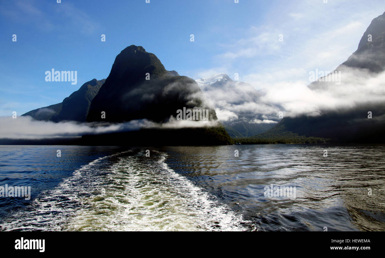 Milford Sound is a fjord in the south west of New Zealand's South Island, within Fiordland National Park, Piopiotahi Marine Reserve, and the Te Wahipounamu World Heritage site Stock Photo