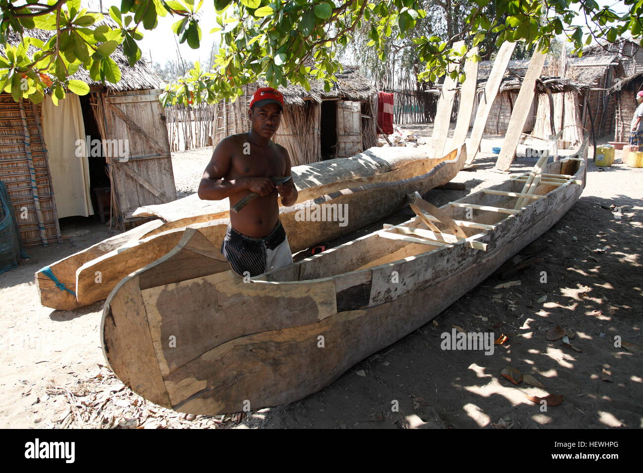 Boat builder making a pirogue in the small fishing village of Ifaty Stock Photo