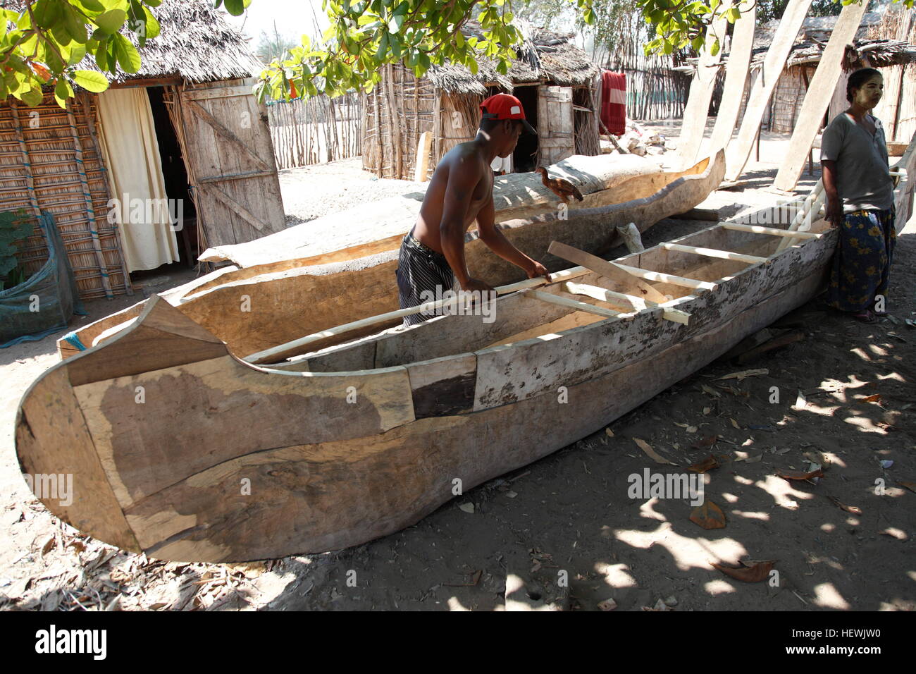 Boat builder making a pirogue in small fishing village of Ifaty Stock Photo