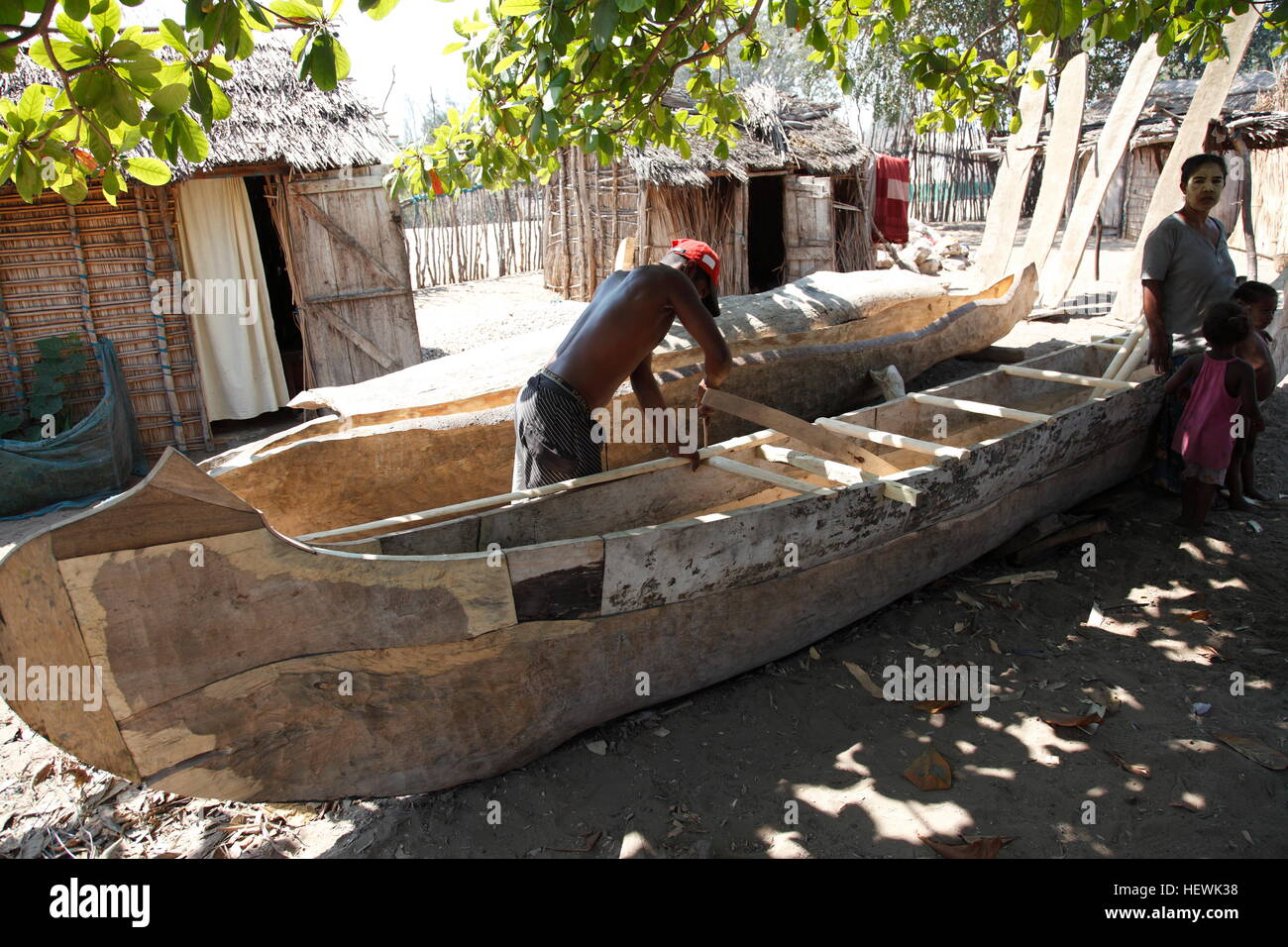 Boat builder making a pirogue in fishing village of Ifaty Stock Photo