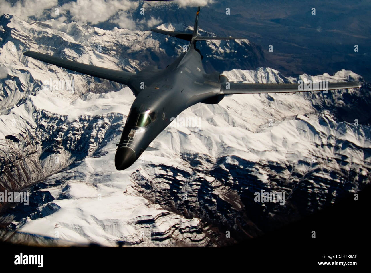 A B1B Lancer flies over the skies of Afghanistan in support of Operation Enduring Freedom. The B1B was refueled by a KC-135 Stratotanker from the 340th Expeditionary Air Refueling Squadron. (U.S. Air Force  photo/Master Sgt. Adrian Cadiz)(Released) Flickr - DVIDSHUB - B1B Lancer OEF Air Refueling Mission (Image 7 of 33) Stock Photo