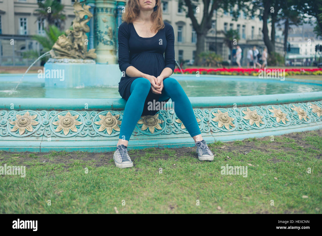 Young woman sitting at fountain hi-res stock photography and images - Alamy