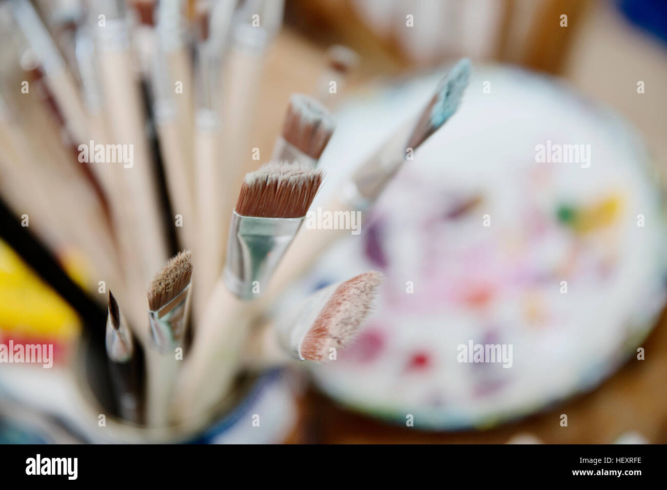 Artists brushes studio palette hi-res stock photography and images - Alamy