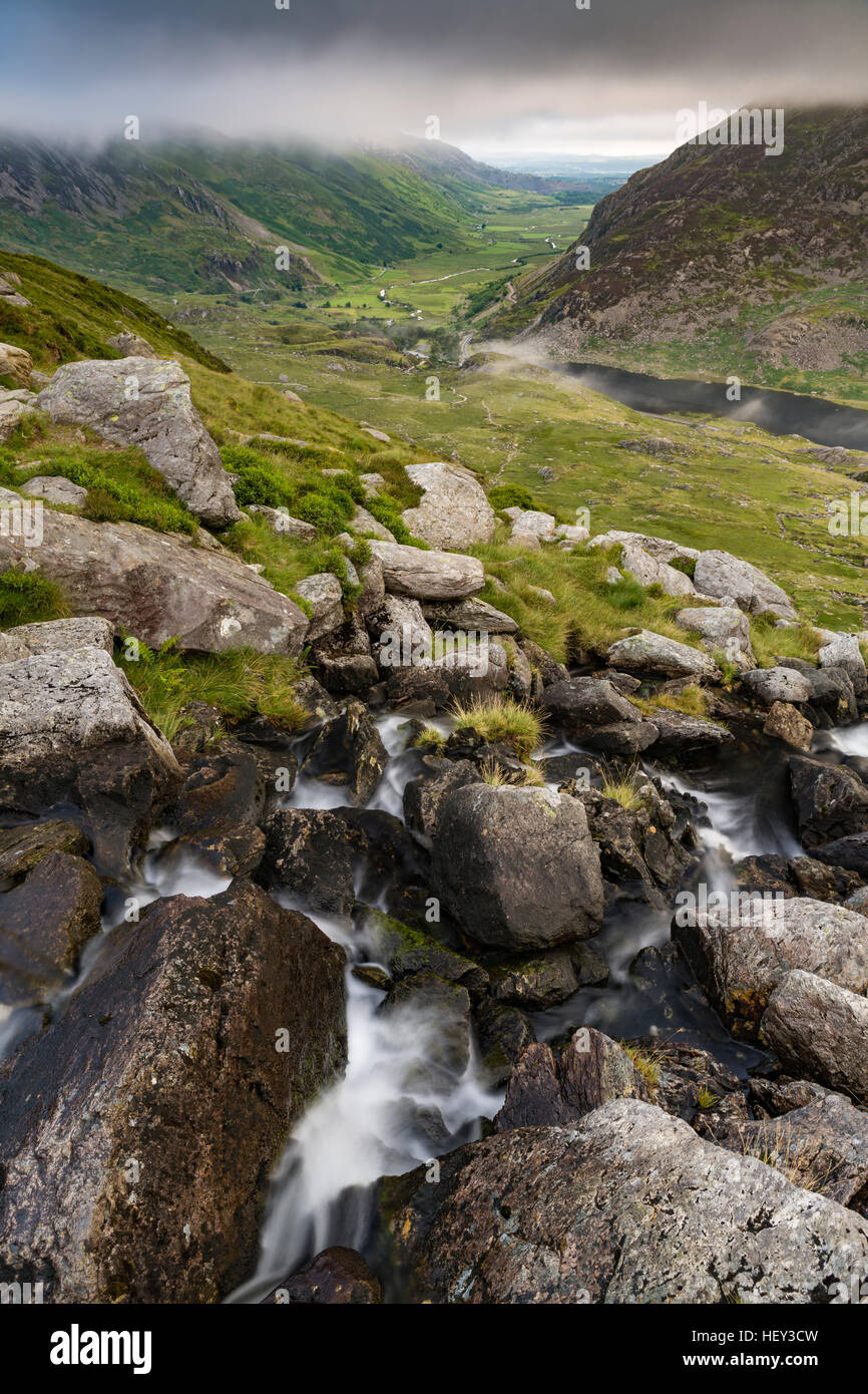 A waterfall along Nant Bochlwyd flows from Llyn Bochlwyd leading into Llyn Ogwen, Snowdonia. Stock Photo