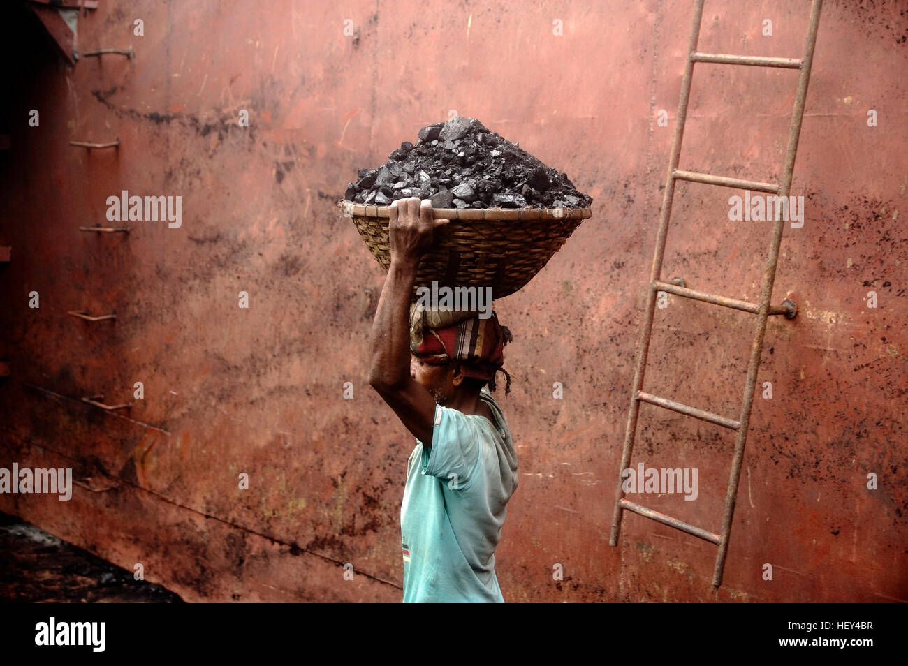 Dhaka, Bangladesh. 18th Dec, 2016. Bangladeshi coal field's labor unloads coal near the Turag River at Gabtoli. Laborers leave home for a better income, they get only 7.5$ for 12 hours work. © Md. Mehedi Hasan/Pacific Press/Alamy Live News Stock Photo