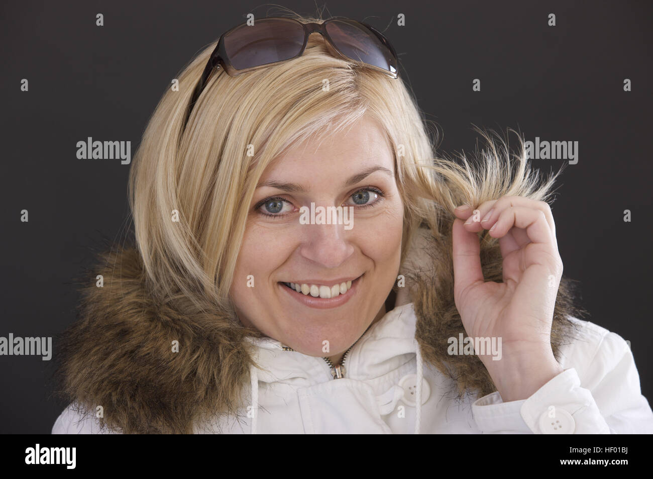 Woman wearing fur coat hi-res stock photography and images - Alamy