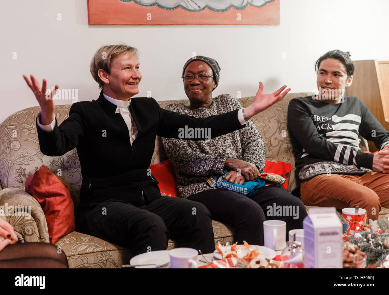 Hamburg, Germany. 24th Dec, 2016. Kirsten Fehrs (2.f.l.), of the Nordkirche Church