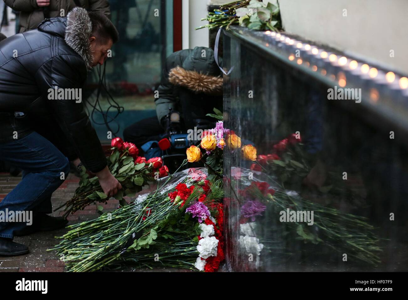 Moscow. 25th Dec, 2016. A woman lays flowers outside the building of The Alexandrov Academic Ensemble of Song and Dance of the Russian Army in Moscow, Dec. 25, 2016. A Tu-154 aircraft of the Russian Defense Ministry with Alexandrov Ensemble's performers aboard crashed Sunday in the Black Sea after taking off from the resort city of Sochi. © Evgeny Sinitsyn/Xinhua/Alamy Live News Stock Photo