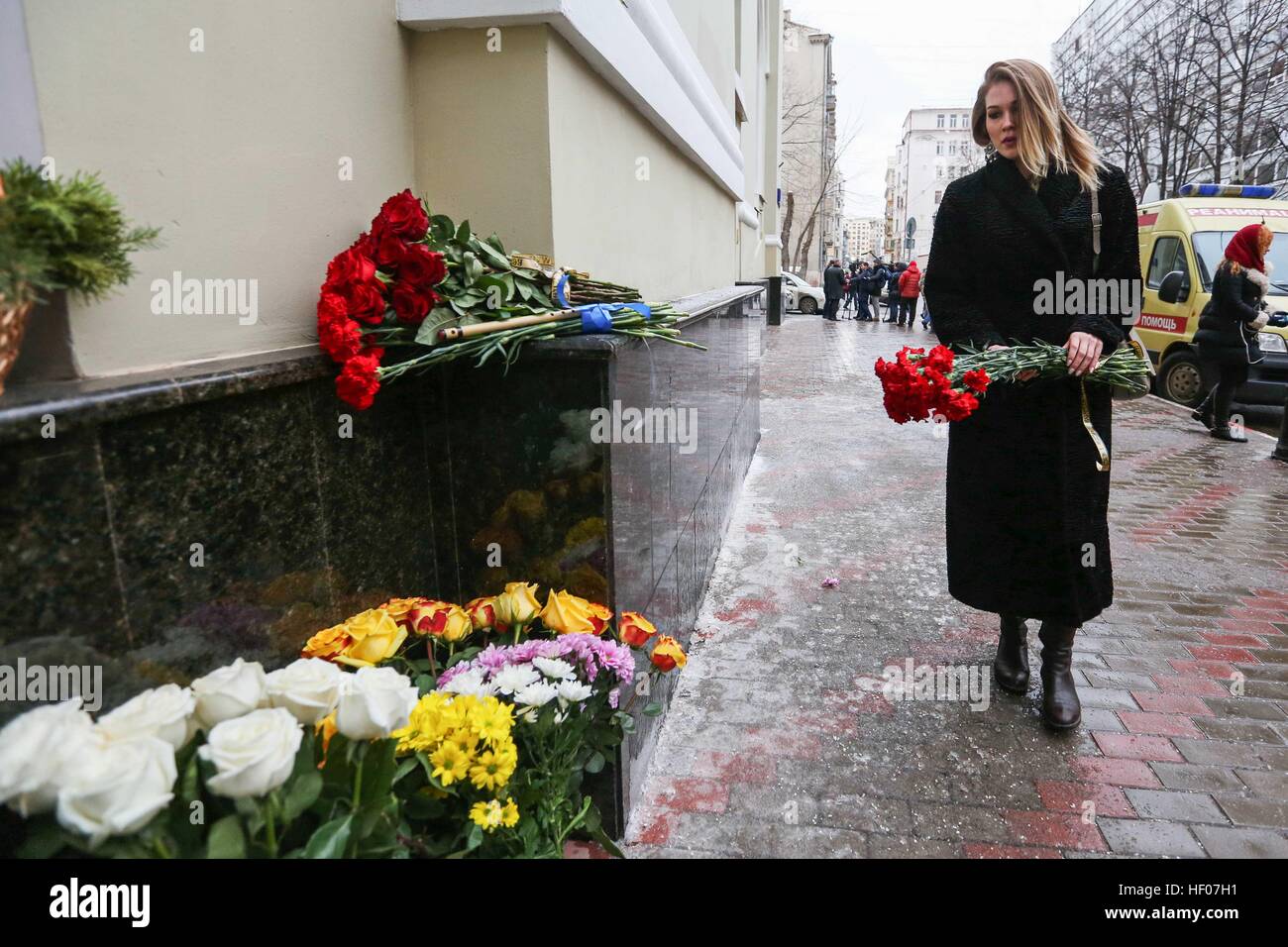 Moscow. 25th Dec, 2016. A woman lays flowers outside the building of The Alexandrov Academic Ensemble of Song and Dance of the Russian Army in Moscow, Dec. 25, 2016. A Tu-154 aircraft of the Russian Defense Ministry with Alexandrov Ensemble's performers aboard crashed Sunday in the Black Sea after taking off from the resort city of Sochi. © Evgeny Sinitsyn/Xinhua/Alamy Live News Stock Photo