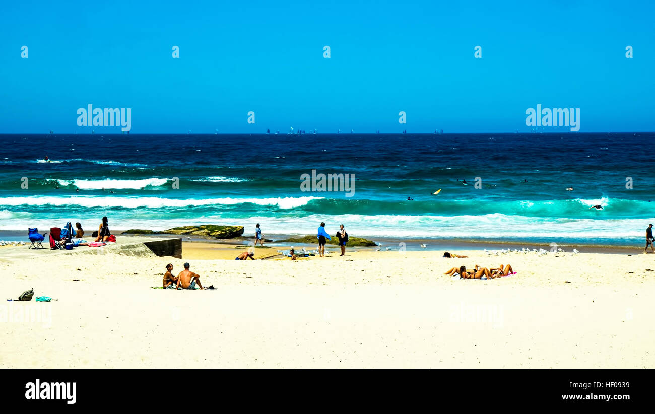 Sydney, Australia. 26th December, 2016. Sydney, Australia. The participating yachts in the 2016 Sydney to Hobart yacht race makes the backdrop to beachgoers at Maroubra Beach cooling down due to the warm weather. © Simonito Tecson/Alamy Live News Stock Photo