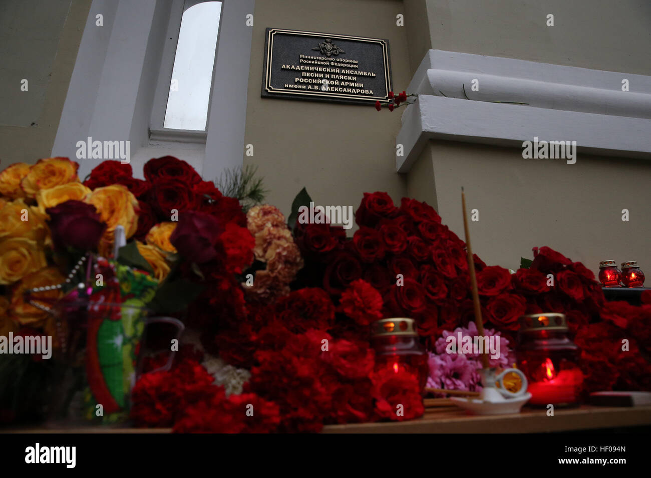 Moscow, Russia. 25th December, 2016. Flowers at the Alexandrov Hall, a rehearsal room of the Alexandrov Ensemble, in memory of the victims of a Russian Defense Ministry plane crash. A Tupolev Tu-154 plane of the Russian Defense Ministry with 92 people on board crashed into the Black Sea near the city of Sochi on December 25, 2016. The plane was carrying members of the Alexandrov Ensemble, Russian servicemen and journalists to Russia's Hmeymim air base in Syria. Fragments of the plane were found about 1.5km from Sochi coastline. © Victor Vytolskiy/Alamy Live News Stock Photo