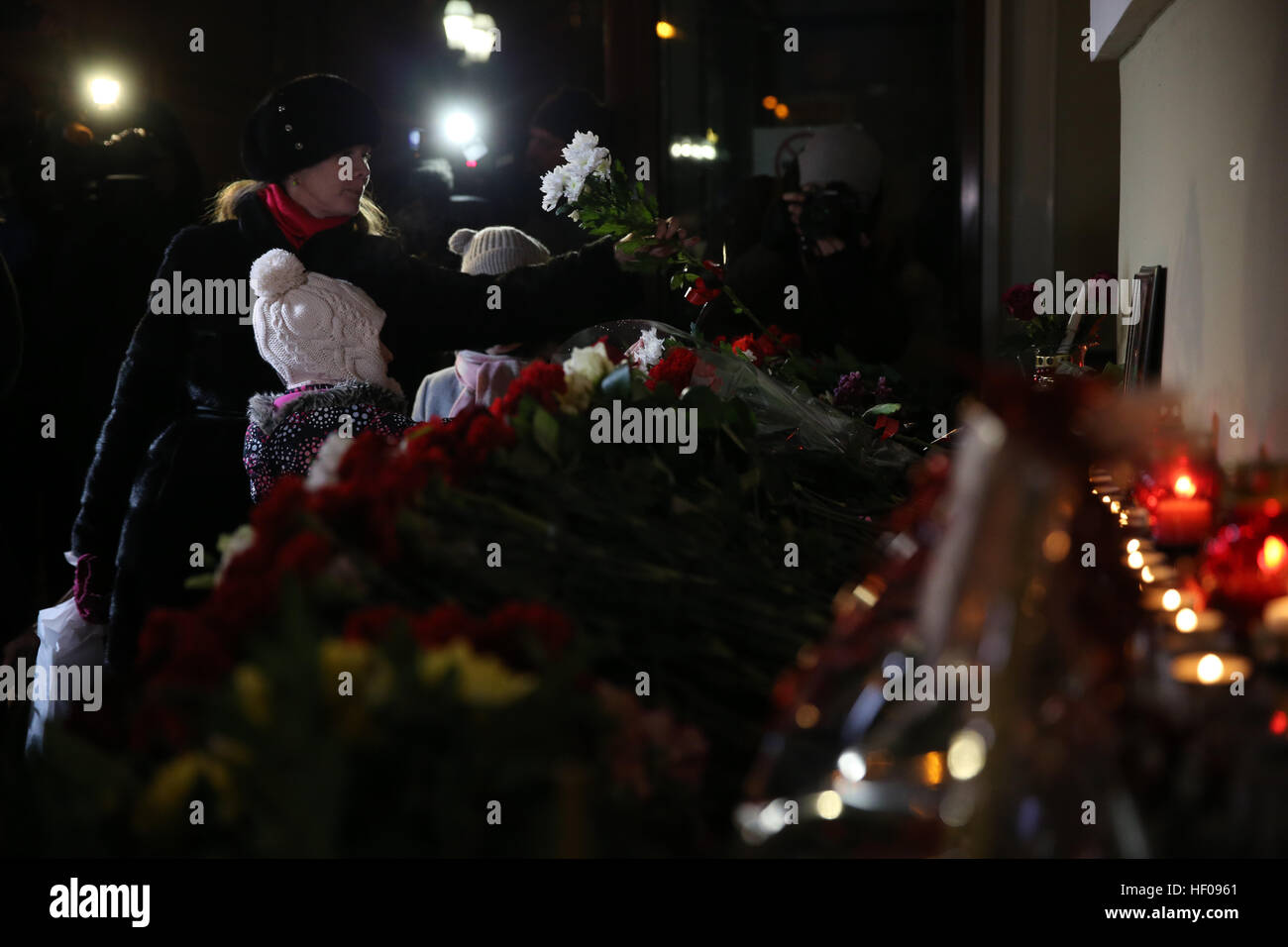 Moscow, Russia. 25th December, 2016. People lay flowers at the Alexandrov Hall, a rehearsal room of the Alexandrov Ensemble, as they pay tribute to the victims of a Russian Defense Ministry plane crash. A Tupolev Tu-154 plane of the Russian Defense Ministry with 92 people on board crashed into the Black Sea near the city of Sochi on December 25, 2016. The plane was carrying members of the Alexandrov Ensemble, Russian servicemen and journalists to Russia's Hmeymim air base in Syria. Fragments of the plane were found about 1.5km from Sochi coastline. © Victor Vytolskiy/Alamy Live News Stock Photo