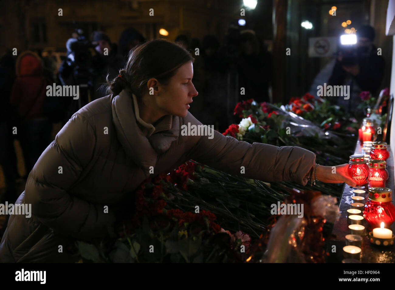 Moscow, Russia. 25th December, 2016. People lays candles near Alexandrov Hall, a rehearsal room of the Alexandrov Ensemble, as they pay tribute to the victims of a Russian Defense Ministry plane crash. A Tupolev Tu-154 plane of the Russian Defense Ministry with 92 people on board crashed into the Black Sea near the city of Sochi on December 25, 2016. The plane was carrying members of the Alexandrov Ensemble, Russian servicemen and journalists to Russia's Hmeymim air base in Syria. Fragments of the plane were found about 1.5km from Sochi coastline. © Victor Vytolskiy/Alamy Live News Stock Photo