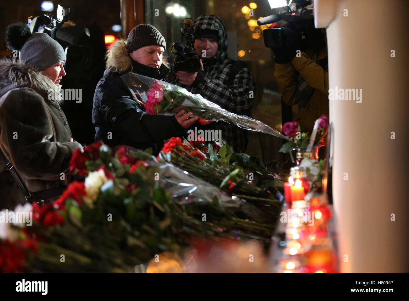 Moscow, Russia. 25th December, 2016. People lay flowers at the Alexandrov Hall, a rehearsal room of the Alexandrov Ensemble, as they pay tribute to the victims of a Russian Defense Ministry plane crash. A Tupolev Tu-154 plane of the Russian Defense Ministry with 92 people on board crashed into the Black Sea near the city of Sochi on December 25, 2016. The plane was carrying members of the Alexandrov Ensemble, Russian servicemen and journalists to Russia's Hmeymim air base in Syria. Fragments of the plane were found about 1.5km from Sochi coastline. © Victor Vytolskiy/Alamy Live News Stock Photo