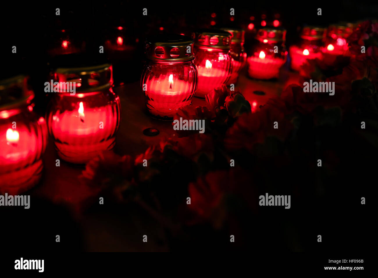 Moscow, Russia. 25th December, 2016. Candles and flowers near the Alexandrov Hall, a rehearsal room of the Alexandrov Ensemble, in memory of the victims of a Russian Defense Ministry plane crash. A Tupolev Tu-154 plane of the Russian Defense Ministry with 92 people on board crashed into the Black Sea near the city of Sochi on December 25, 2016. The plane was carrying members of the Alexandrov Ensemble, Russian servicemen and journalists to Russia's Hmeymim air base in Syria. Fragments of the plane were found about 1.5km from Sochi coastline. © Victor Vytolskiy/Alamy Live News Stock Photo