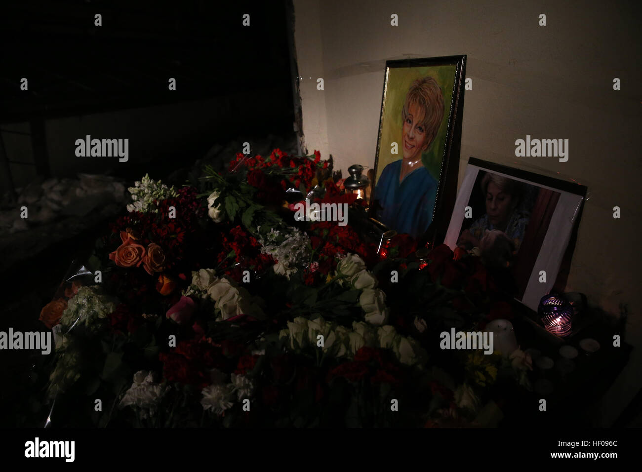 Moscow, Russia. 25th December, 2016. Candles and flowers in memory of the victims of a Russian Defense Ministry plane crash outside the offices of Spravedlivaya Pomoshch Fund [Just Aid Foundation] headed by Yelizaveta Glinka (a.k.a. Doctor Liza). A Tupolev Tu-154 plane of the Russian Defense Ministry with 92 people on board crashed into the Black Sea near the city of Sochi on December 25, 2016. The plane was carrying members of the Alexandrov Ensemble, Russian servicemen and journalists to Russia's Hmeymim air base in Syria. Fragments of the plane were found about 1.5km from Sochi coastline. Y Stock Photo