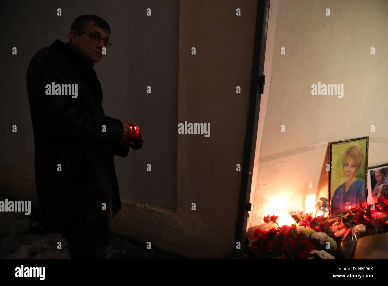 Moscow, Russia. 25th December, 2016. Candles and flowers in memory of the victims of a Russian Defense Ministry plane crash outside the offices of Spravedlivaya Pomoshch Fund [Just Aid Foundation] headed by Yelizaveta Glinka (a.k.a. Doctor Liza). A Tupolev Tu-154 plane of the Russian Defense Ministry with 92 people on board crashed into the Black Sea near the city of Sochi on December 25, 2016. The plane was carrying members of the Alexandrov Ensemble, Russian servicemen and journalists to Russia's Hmeymim air base in Syria. Fragments of the plane were found about 1.5km from Sochi coastline. Y Stock Photo