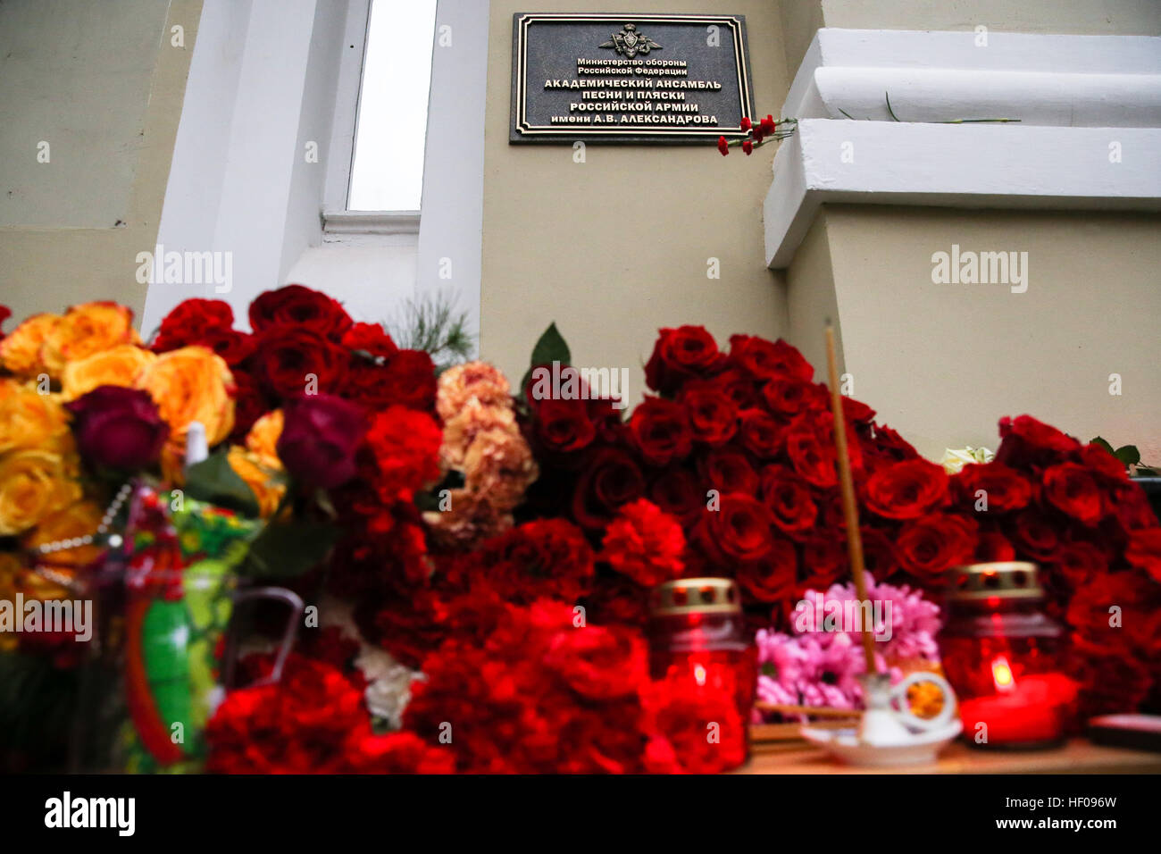 Moscow, Russia. 25th December, 2016. Flowers at the Alexandrov Hall, a rehearsal room of the Alexandrov Ensemble, in memory of the victims of a Russian Defense Ministry plane crash. A Tupolev Tu-154 plane of the Russian Defense Ministry with 92 people on board crashed into the Black Sea near the city of Sochi on December 25, 2016. The plane was carrying members of the Alexandrov Ensemble, Russian servicemen and journalists to Russia's Hmeymim air base in Syria. Fragments of the plane were found about 1.5km from Sochi coastline. © Victor Vytolskiy/Alamy Live News Stock Photo