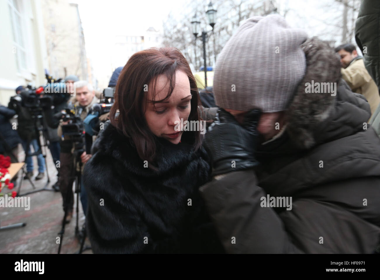 Moscow, Russia. 25th December, 2016. Crying people near Alexandrov Hall, a rehearsal room of the Alexandrov Ensemble, as they pay tribute to the victims of a Russian Defense Ministry plane crash. A Tupolev Tu-154 plane of the Russian Defense Ministry with 92 people on board crashed into the Black Sea near the city of Sochi on December 25, 2016. The plane was carrying members of the Alexandrov Ensemble, Russian servicemen and journalists to Russia's Hmeymim air base in Syria. Fragments of the plane were found about 1.5km from Sochi coastline. © Victor Vytolskiy/Alamy Live News Stock Photo