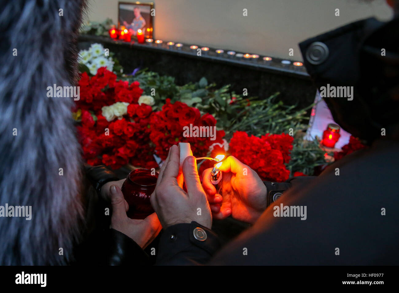 Moscow, Russia. 25th December, 2016. People lays candles near Alexandrov Hall, a rehearsal room of the Alexandrov Ensemble, as they pay tribute to the victims of a Russian Defense Ministry plane crash. A Tupolev Tu-154 plane of the Russian Defense Ministry with 92 people on board crashed into the Black Sea near the city of Sochi on December 25, 2016. The plane was carrying members of the Alexandrov Ensemble, Russian servicemen and journalists to Russia's Hmeymim air base in Syria. Fragments of the plane were found about 1.5km from Sochi coastline. © Victor Vytolskiy/Alamy Live News Stock Photo