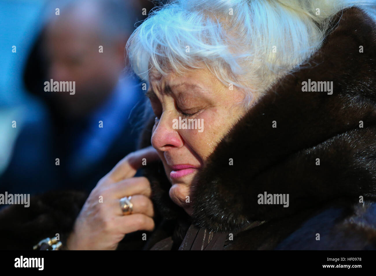 Moscow, Russia. 25th December, 2016. Crying people near Alexandrov Hall, a rehearsal room of the Alexandrov Ensemble, as they pay tribute to the victims of a Russian Defense Ministry plane crash. A Tupolev Tu-154 plane of the Russian Defense Ministry with 92 people on board crashed into the Black Sea near the city of Sochi on December 25, 2016. The plane was carrying members of the Alexandrov Ensemble, Russian servicemen and journalists to Russia's Hmeymim air base in Syria. Fragments of the plane were found about 1.5km from Sochi coastline. © Victor Vytolskiy/Alamy Live News Stock Photo