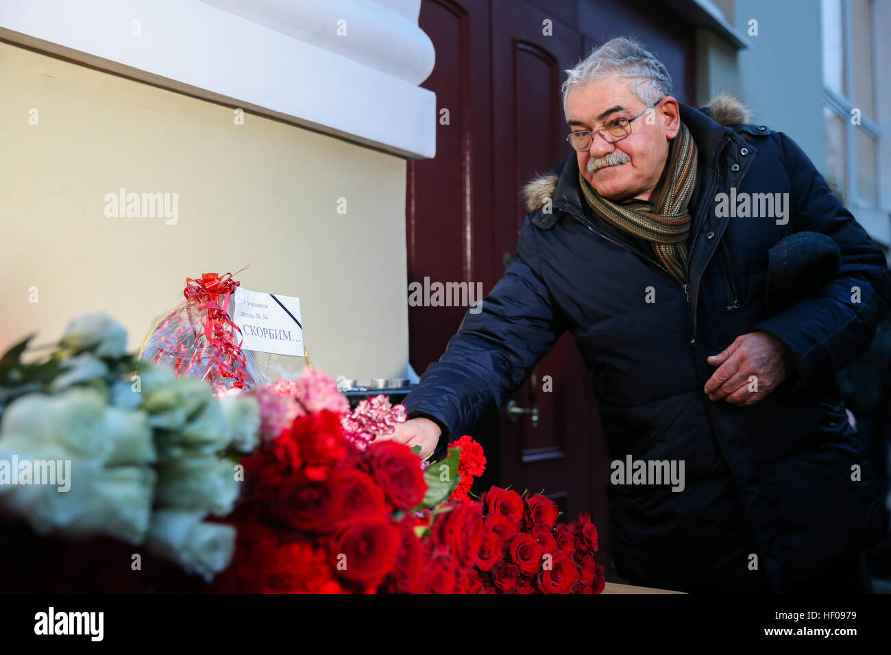 Moscow, Russia. 25th December, 2016. People lay flowers at the Alexandrov Hall, a rehearsal room of the Alexandrov Ensemble, as they pay tribute to the victims of a Russian Defense Ministry plane crash. A Tupolev Tu-154 plane of the Russian Defense Ministry with 92 people on board crashed into the Black Sea near the city of Sochi on December 25, 2016. The plane was carrying members of the Alexandrov Ensemble, Russian servicemen and journalists to Russia's Hmeymim air base in Syria. Fragments of the plane were found about 1.5km from Sochi coastline. © Victor Vytolskiy/Alamy Live News Stock Photo