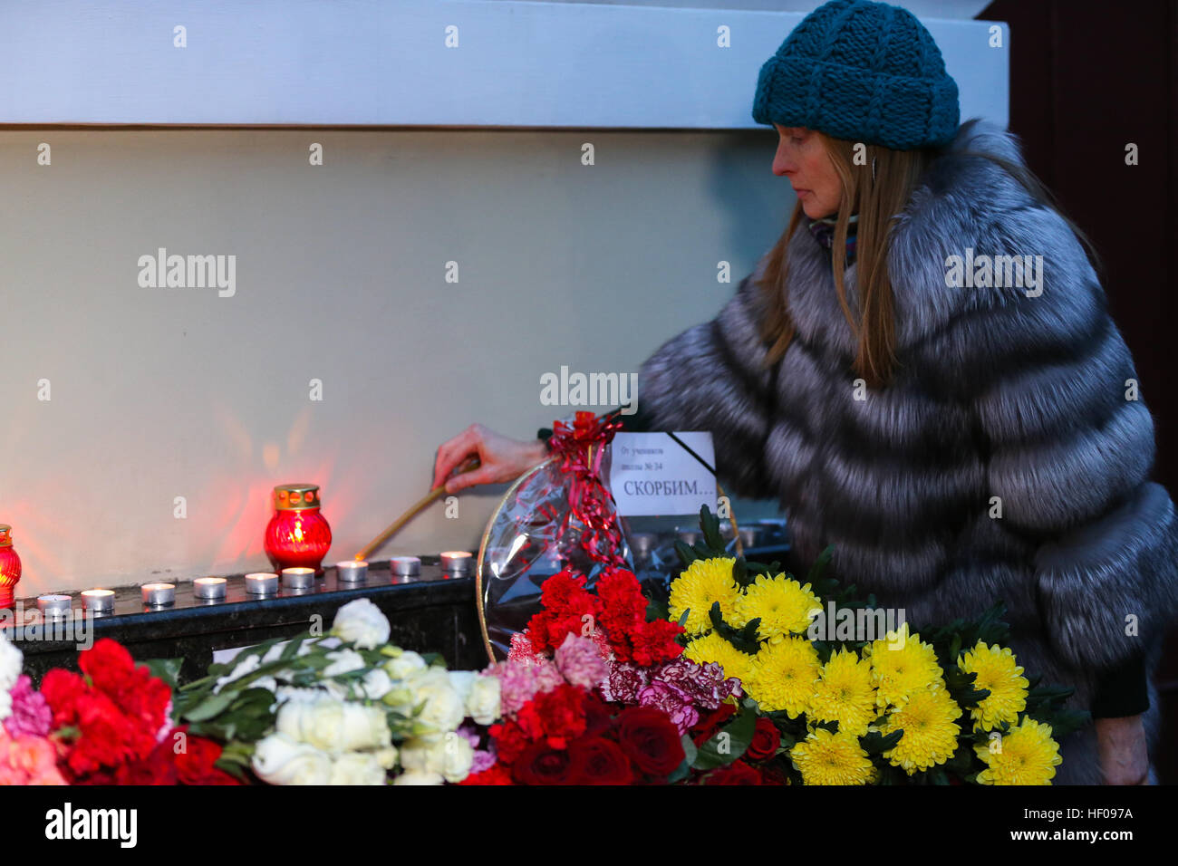 Moscow, Russia. 25th December, 2016. People lays candles near Alexandrov Hall, a rehearsal room of the Alexandrov Ensemble, as they pay tribute to the victims of a Russian Defense Ministry plane crash. A Tupolev Tu-154 plane of the Russian Defense Ministry with 92 people on board crashed into the Black Sea near the city of Sochi on December 25, 2016. The plane was carrying members of the Alexandrov Ensemble, Russian servicemen and journalists to Russia's Hmeymim air base in Syria. Fragments of the plane were found about 1.5km from Sochi coastline. © Victor Vytolskiy/Alamy Live News Stock Photo