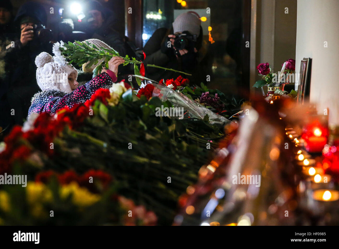 Moscow, Russia. 25th December, 2016. People lay flowers at the Alexandrov Hall, a rehearsal room of the Alexandrov Ensemble, as they pay tribute to the victims of a Russian Defense Ministry plane crash. A Tupolev Tu-154 plane of the Russian Defense Ministry with 92 people on board crashed into the Black Sea near the city of Sochi on December 25, 2016. The plane was carrying members of the Alexandrov Ensemble, Russian servicemen and journalists to Russia's Hmeymim air base in Syria. Fragments of the plane were found about 1.5km from Sochi coastline. © Victor Vytolskiy/Alamy Live News Stock Photo